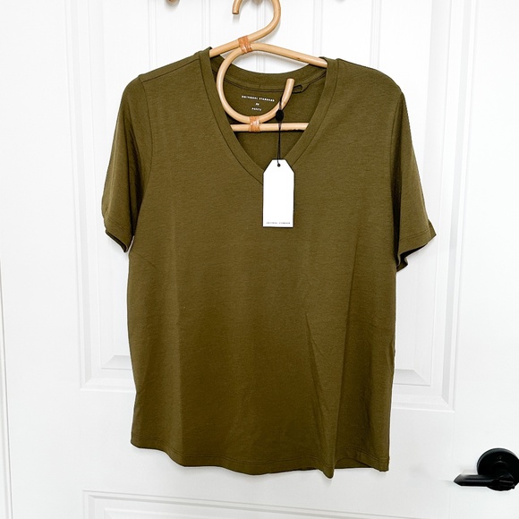 NWT UNIVERSAL STANDARD SHORT SLEEVE SHIRT -XS petite fits size 10-12 - tshirt - Picture 1 of 3